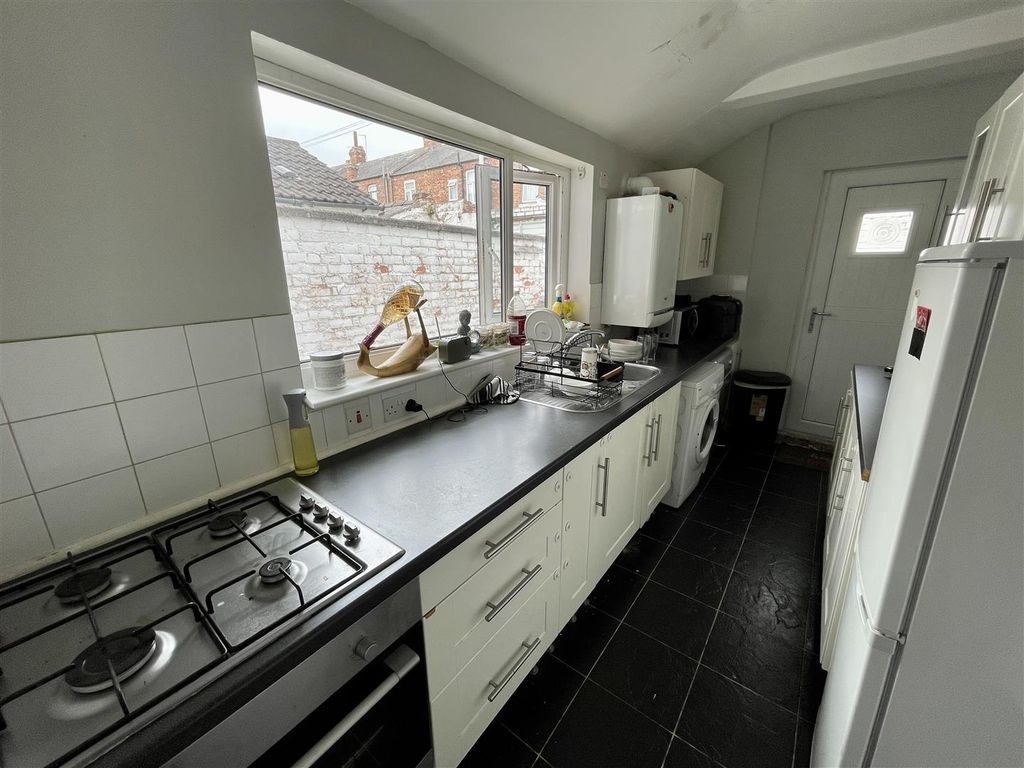 Property photo 3 of 5 Kitchen