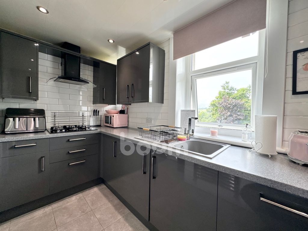 Property photo 3 of 21 Beith Road, Howwood Kitchen Pic