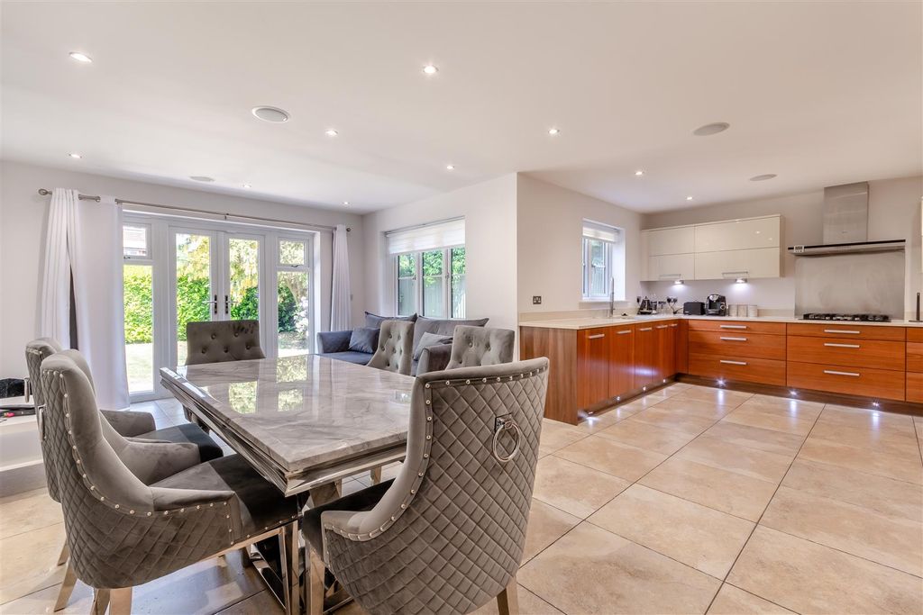 Property photo 2 of 17 8555740-Interior15.Jpg