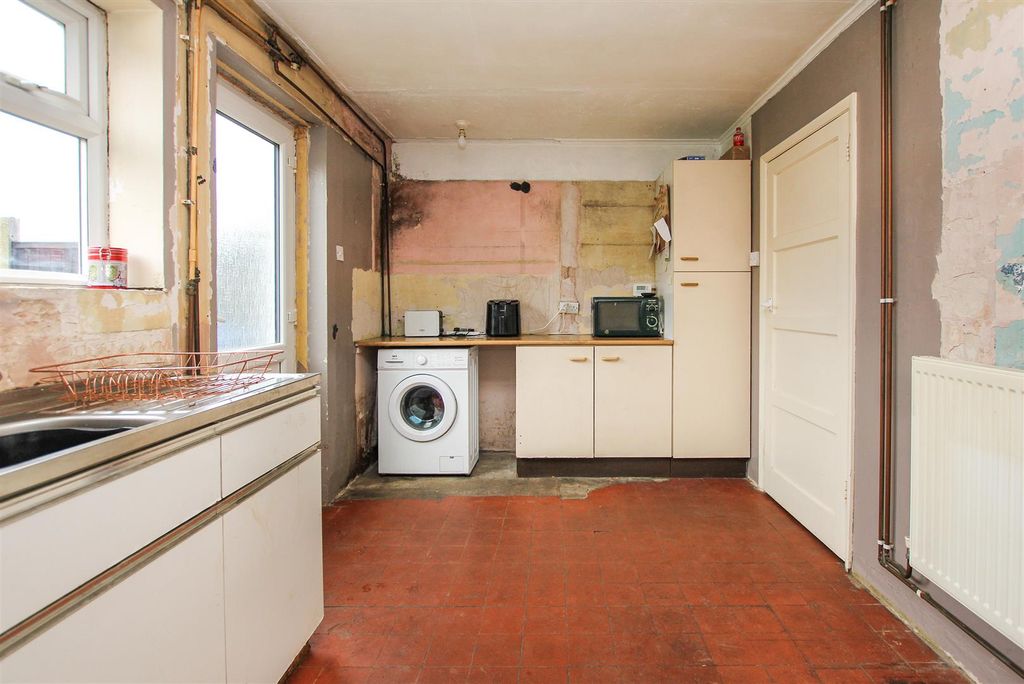 Property photo 3 of 14 Kitchen