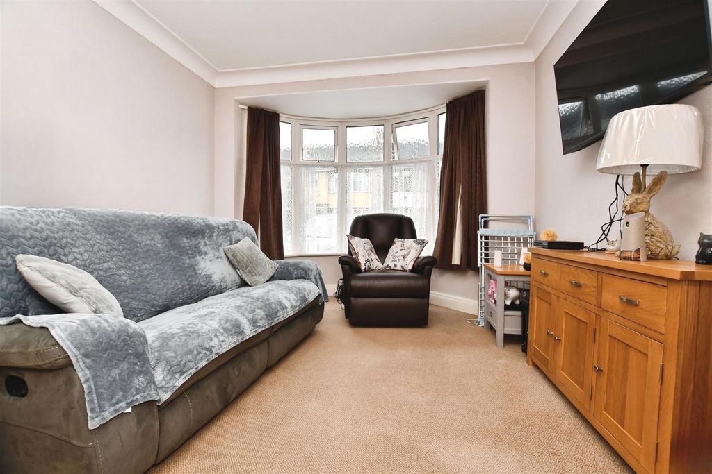 Property photo 3 of 15 Lounge