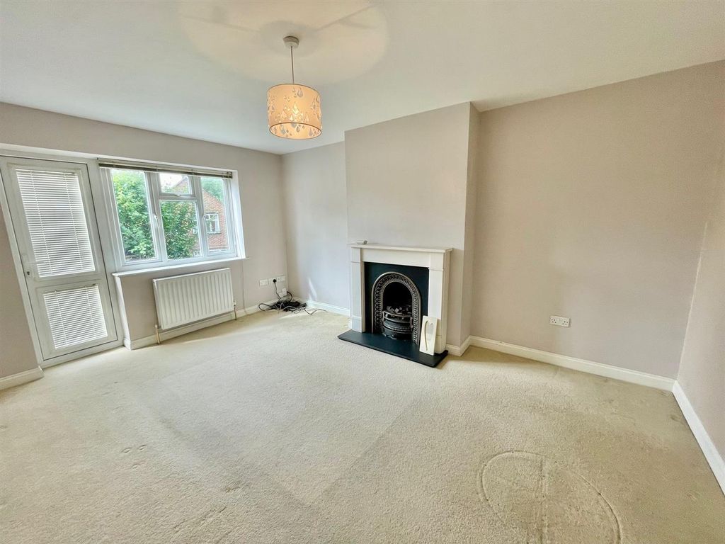 Property photo 3 of 12 77 Church Rd Lounge.Jpg