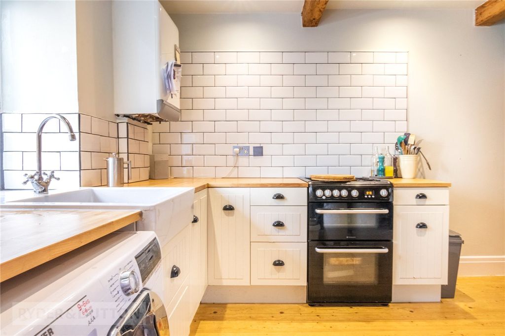 Property photo 2 of 19 Kitchen
