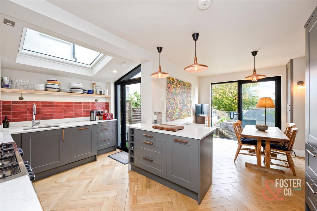 Property photo 2 of 41 Compton Road, 20-021.Jpg