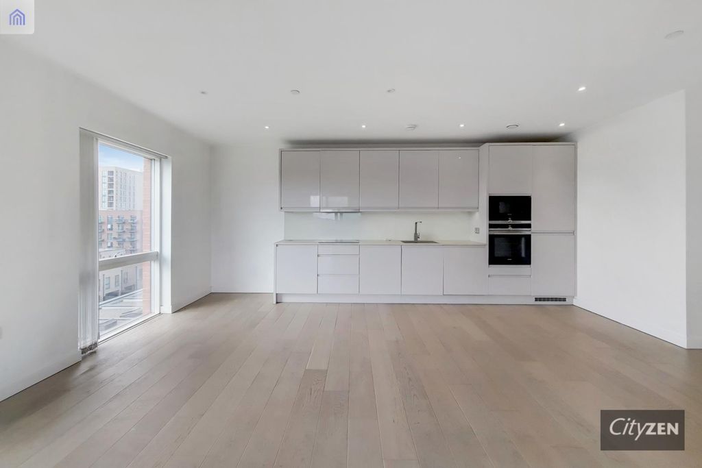 Property photo 3 of 17 Reception/Kitchen