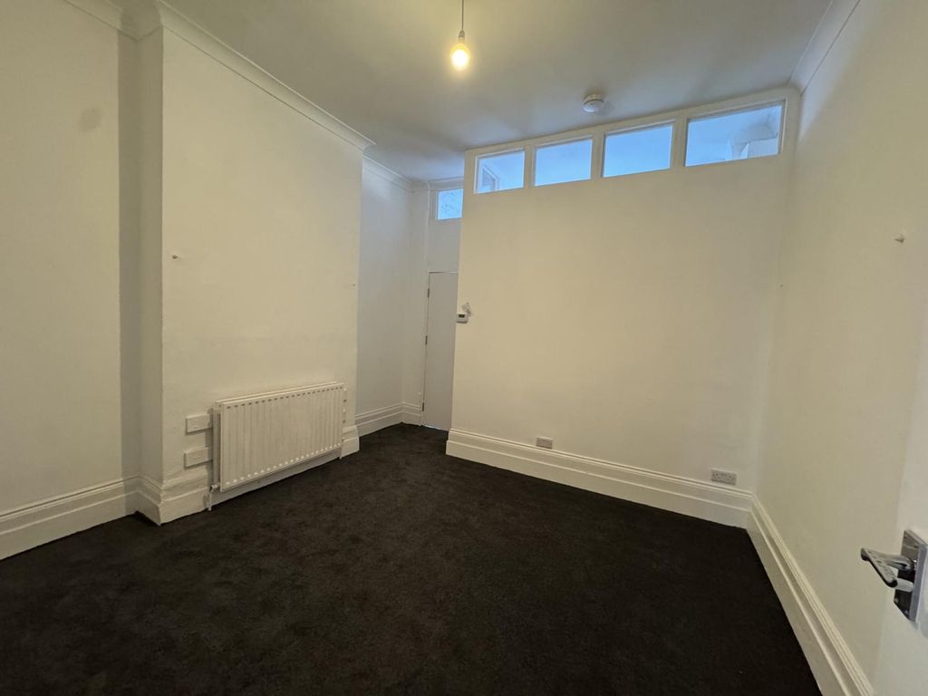 Property photo 3 of 7 Img 3492