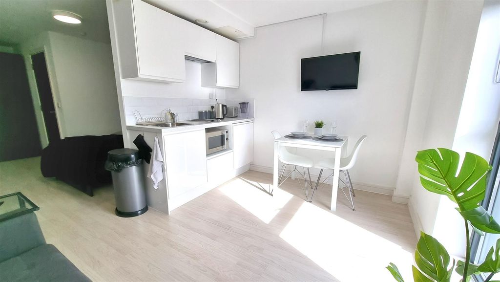 Property photo 3 of 10 Living Room F.Jpg