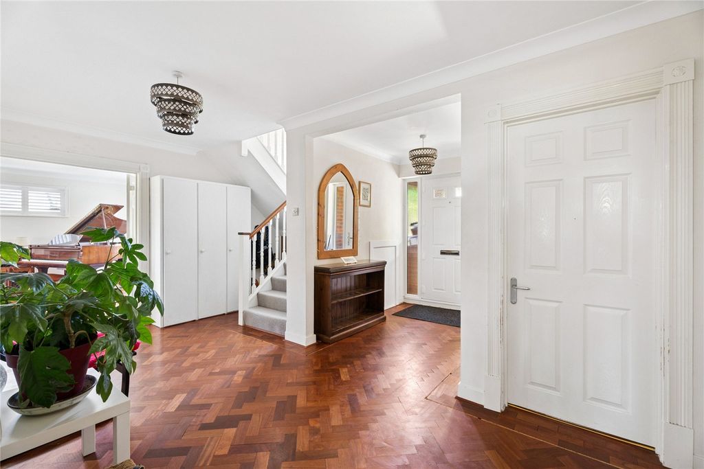 Property photo 2 of 23 Entrance Hall