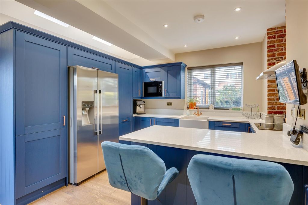 Property photo 3 of 47 9 Earls Close-16.Jpg