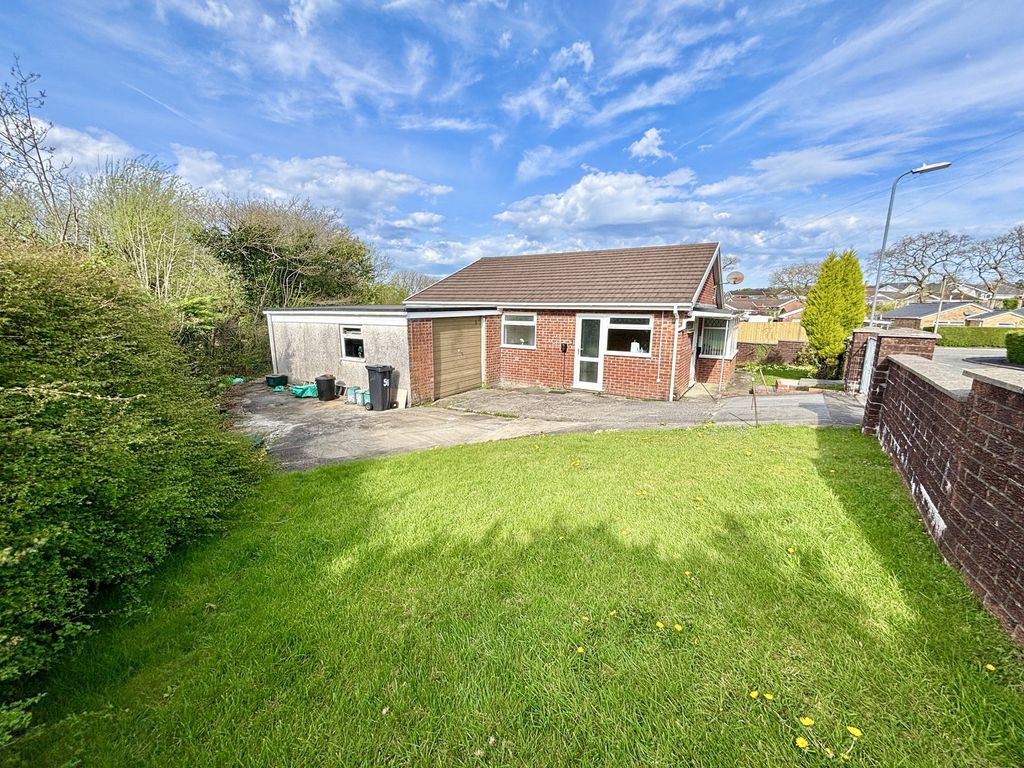 Property photo 2 of 26 Front Garden