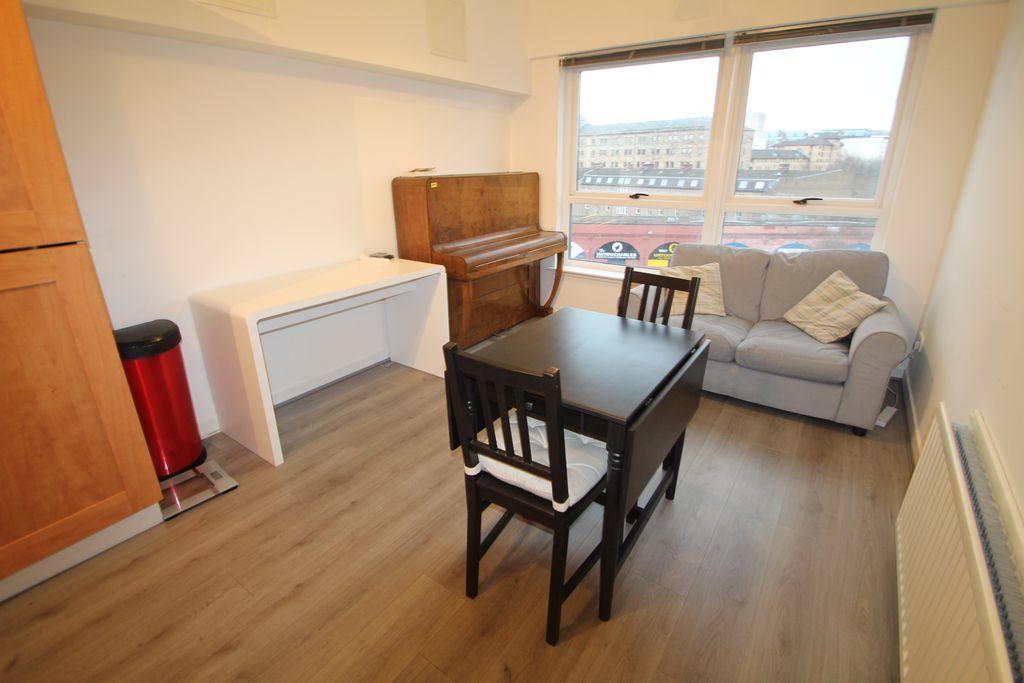 Property photo 3 of 8 Lounge