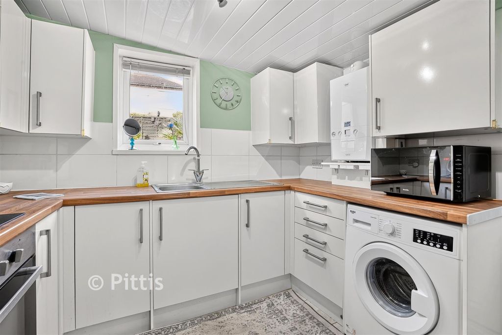 Property photo 2 of 11 Kitchen