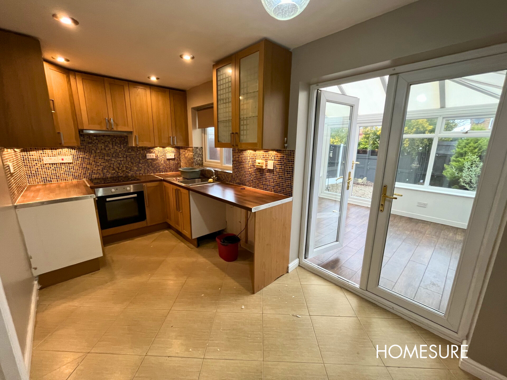 Property photo 3 of 11 Kitchen