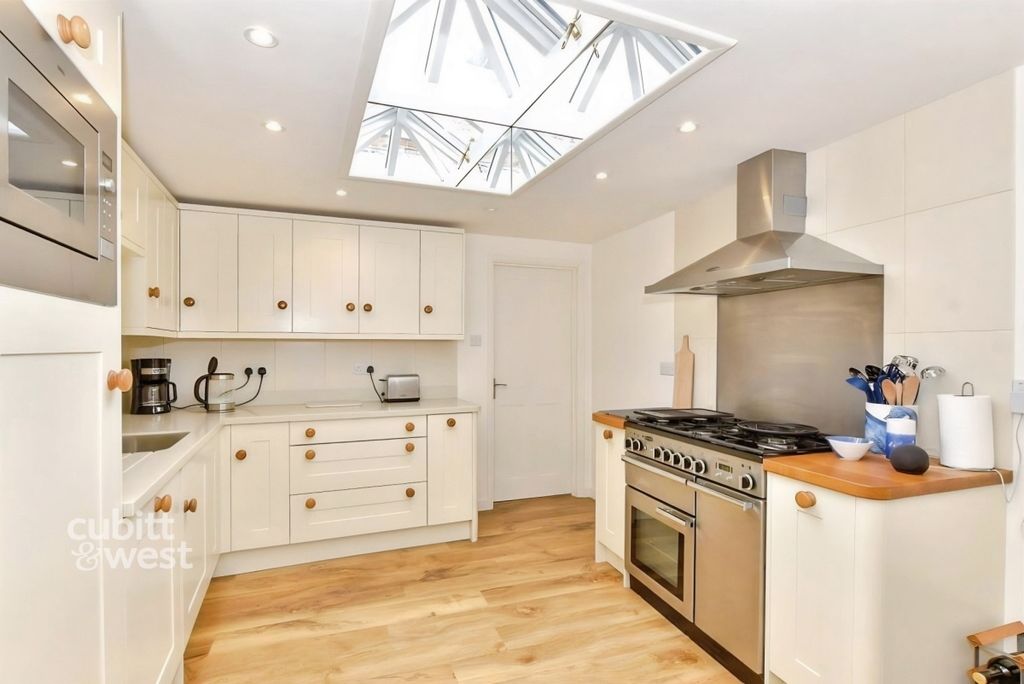 Property photo 2 of 13 c0cd6961-7