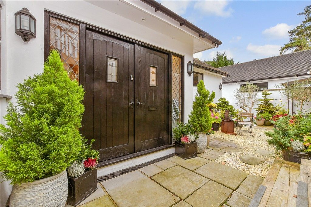 Property photo 3 of 21 Front Garden