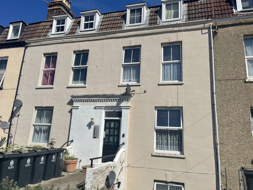Property photo 1 of 6 Ground Floor One Bed Flat Available In Cliff Road, Harwich.