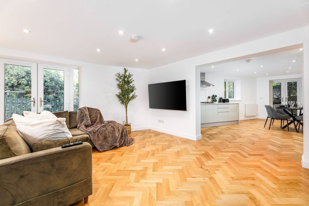 Property photo 2 of 23