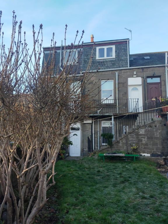 Property photo 2 of 9 Back Of Garden Flat