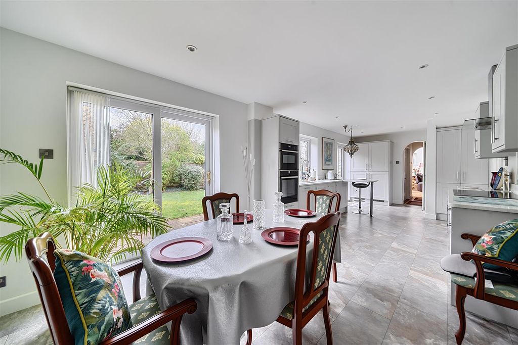 Additional image 4 of 4 bed detached house for saleShrublands Drive, Lightwater GU18
