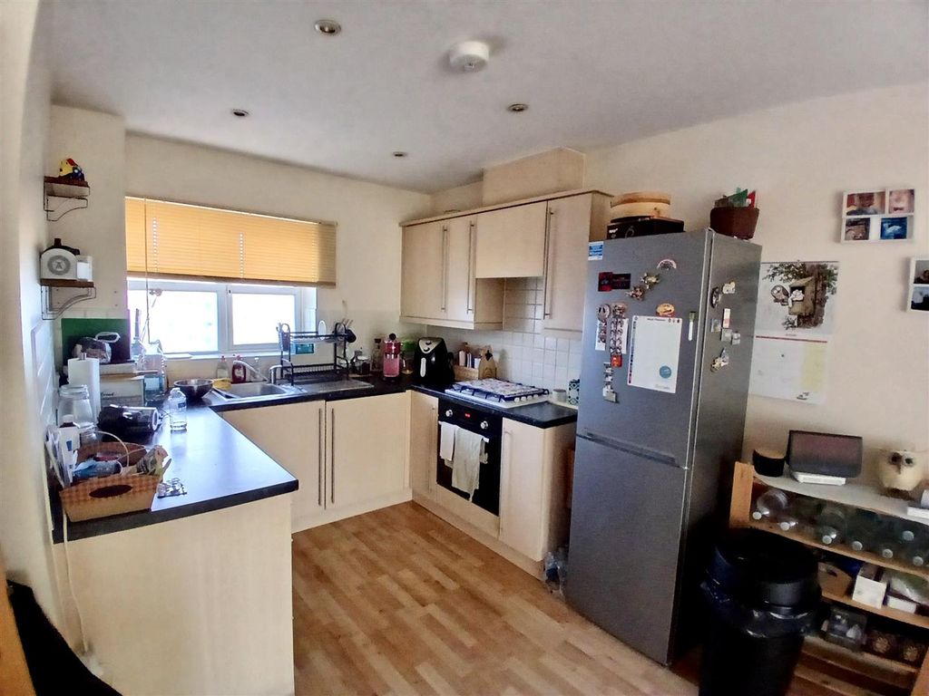 Property photo 2 of 8 Kitchen