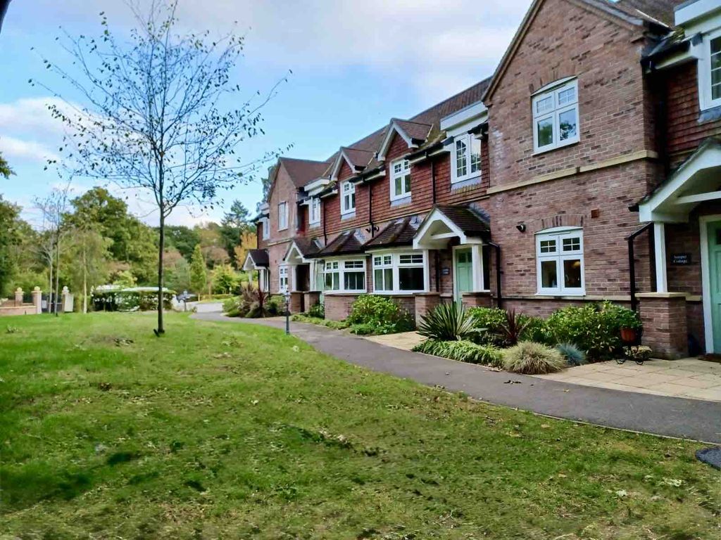 Property photo 1 of 21 Three Bedroom Modern Cottage