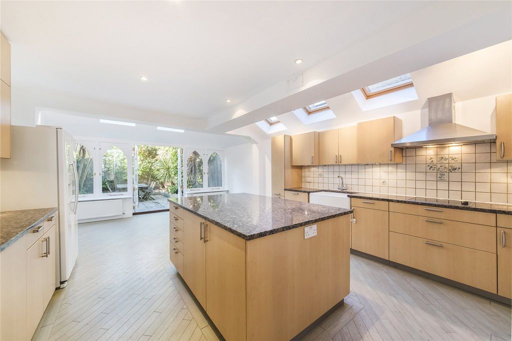 Property photo 3 of 17 Kitchen/Dining