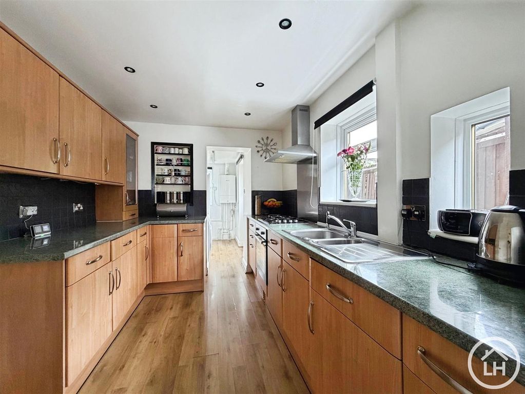 Property photo 3 of 20 Kitchen