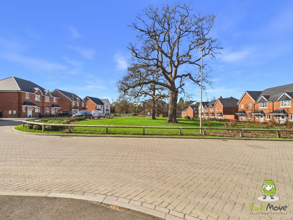 Property photo 2 of 17 Ewemove Estate Agents Basingstoke - Deanlands Road