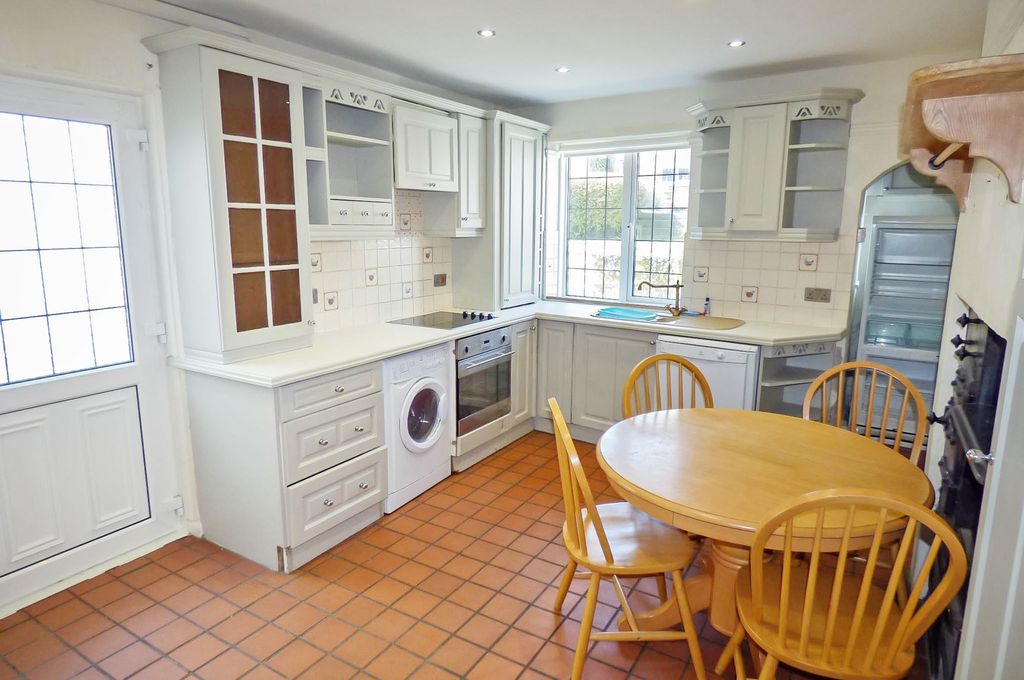 Property photo 3 of 11