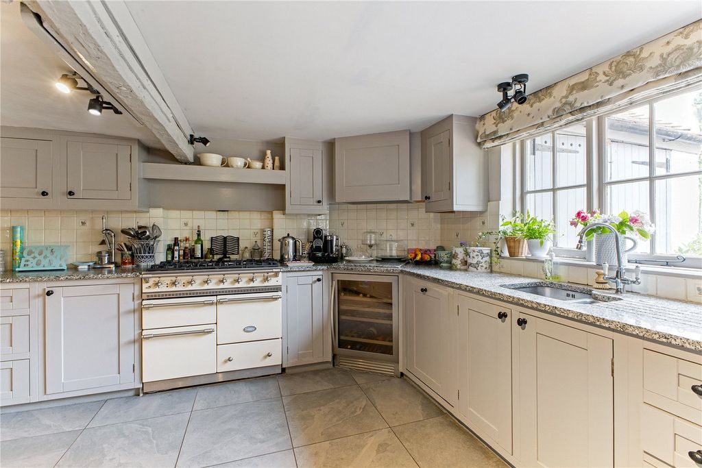 Property photo 3 of 19 Kitchen
