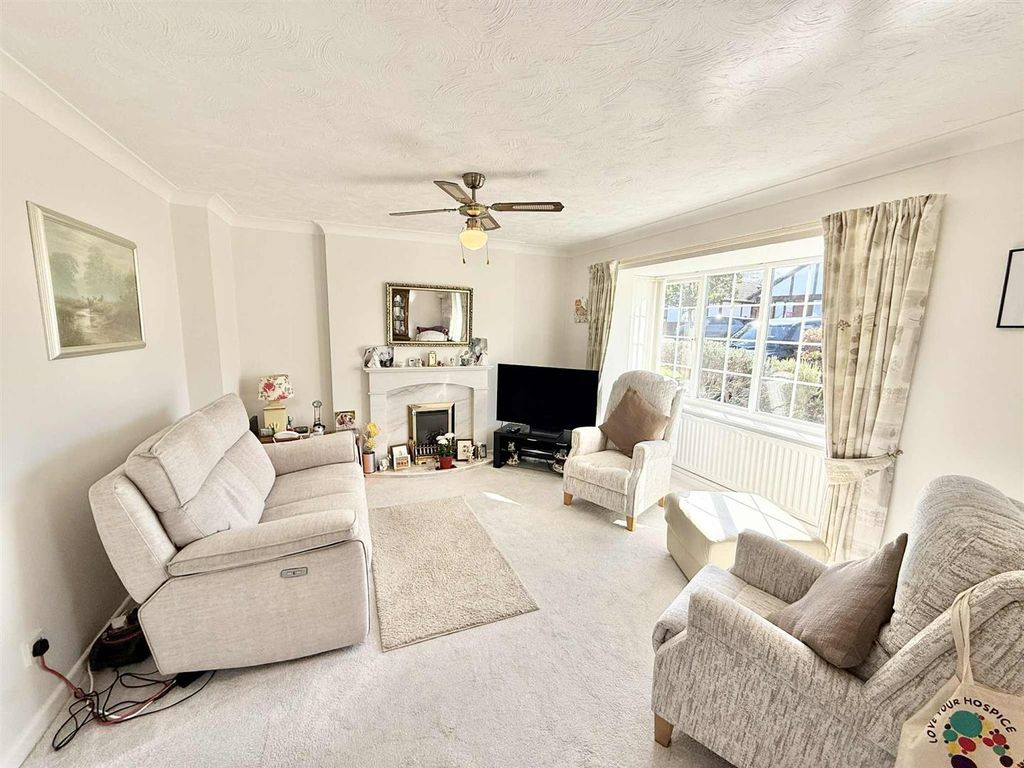Property photo 3 of 13 Lounge