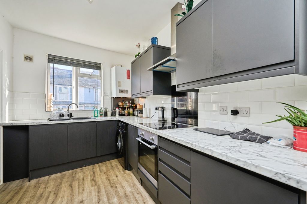 Property photo 3 of 10 Bedroom