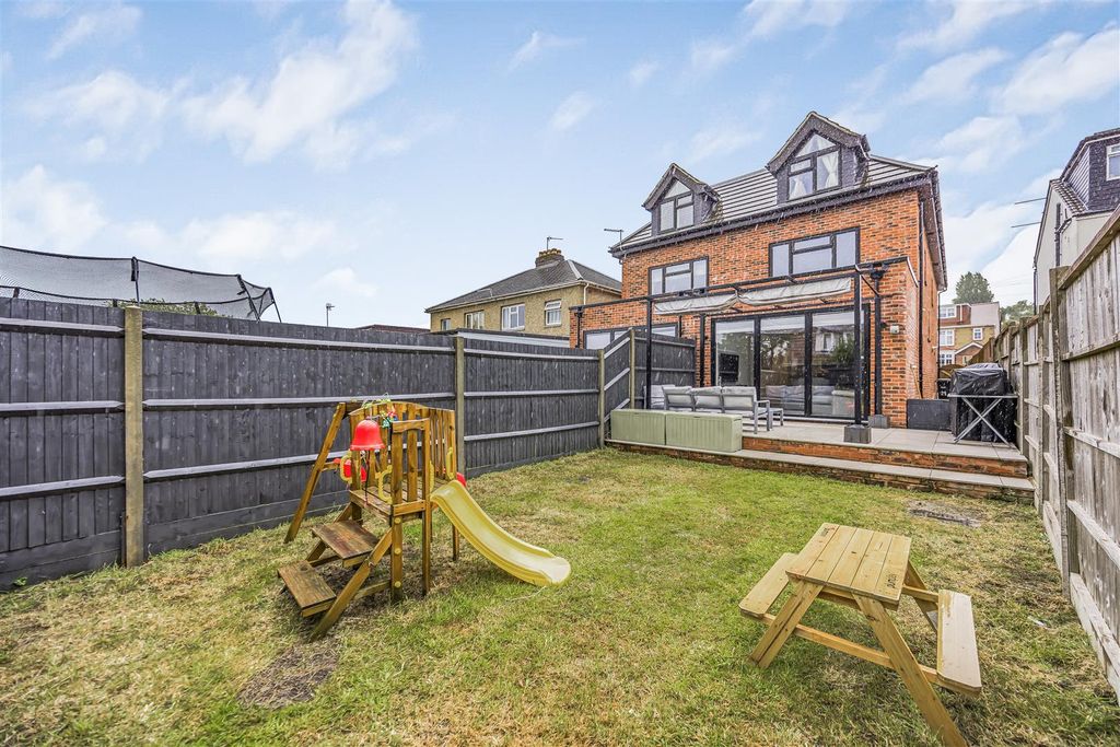 Property photo 2 of 21 Park Avenue, Waterlooville-Porticomarketing-Nexa-3