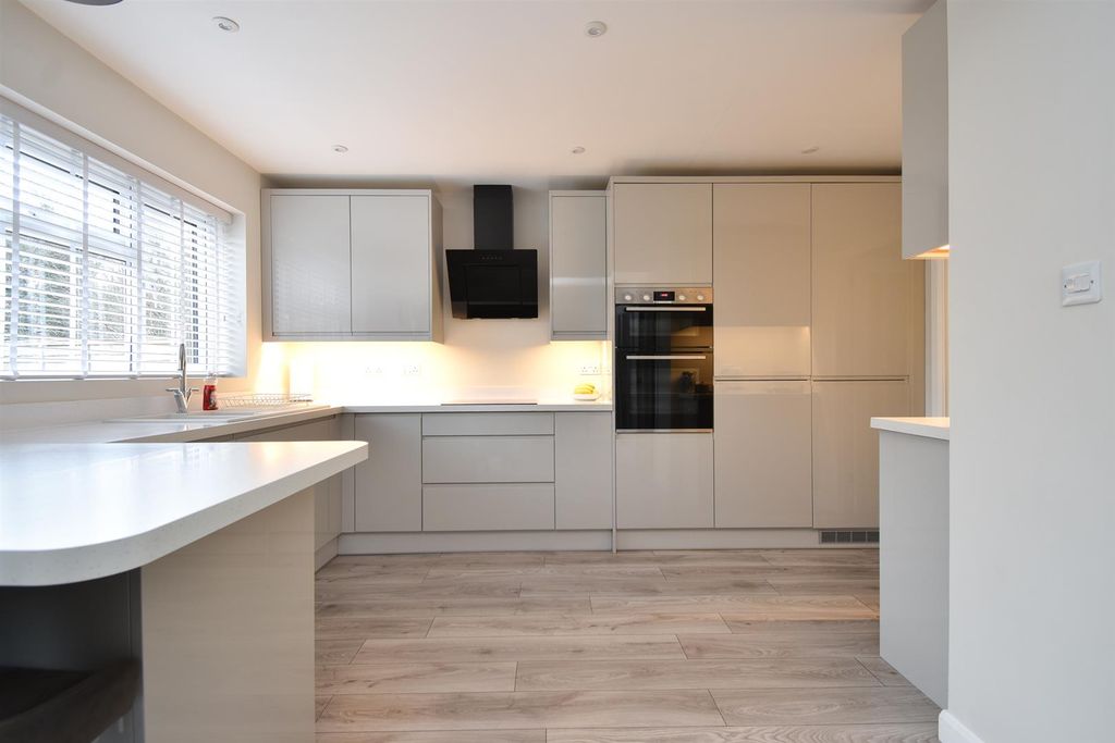 Property photo 3 of 28 Kitchen/Diner