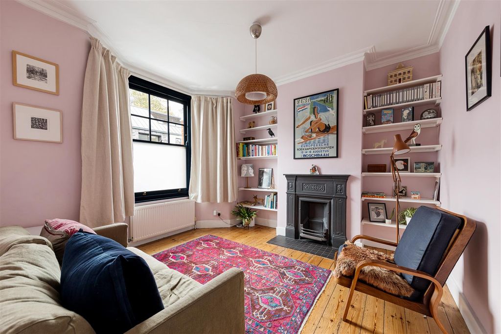 Property photo 2 of 40 Pasquier Road, E17