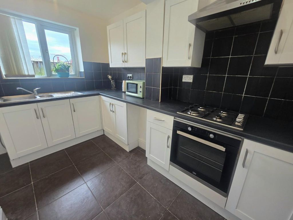 Property photo 3 of 8 Kitchen