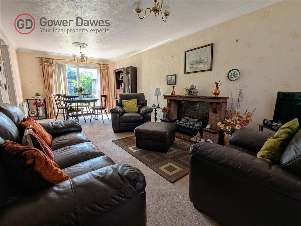 Property photo 3 of 13 Lounge