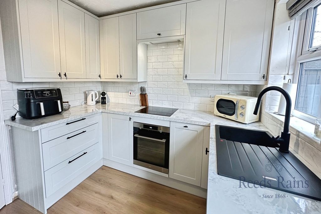 Property photo 3 of 14 Kitchen