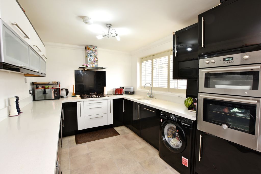 Property photo 2 of 9 Kitchen