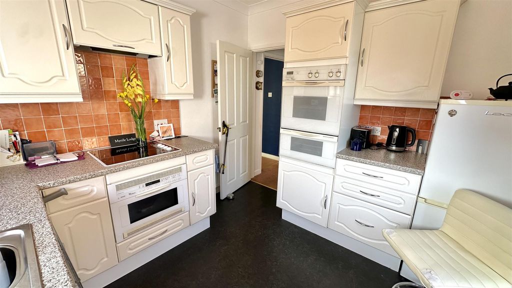 Property photo 2 of 20 Kitchen