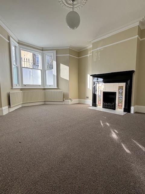 Property photo 3 of 16 Harwood Lounge .Jpg