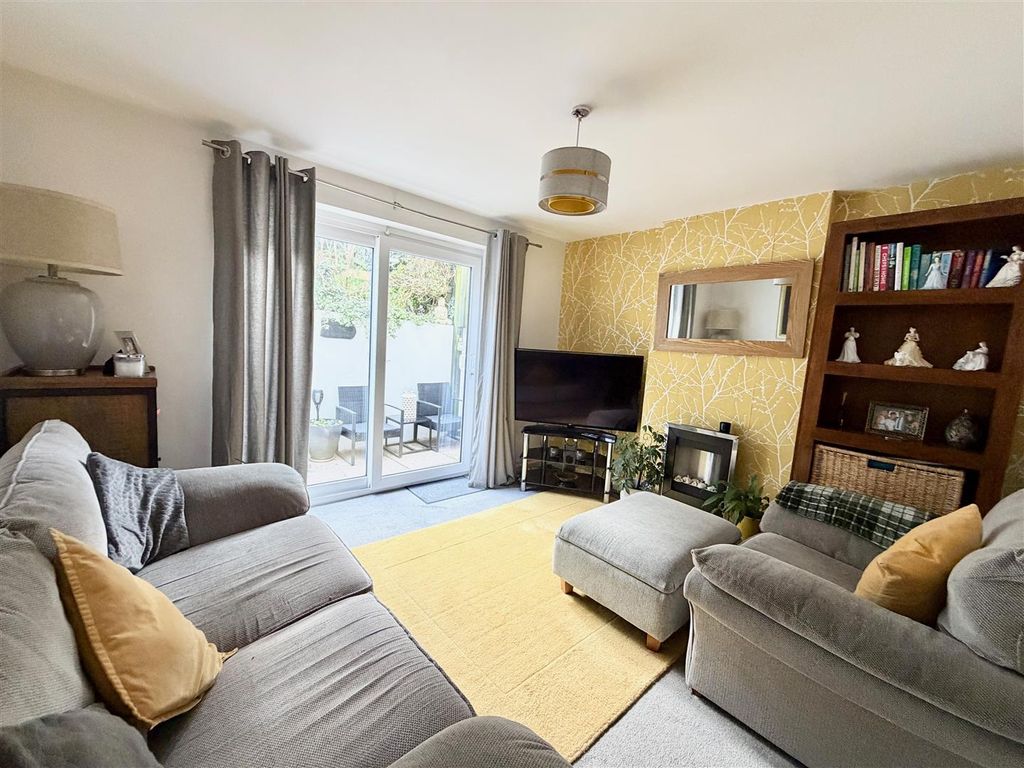 Property photo 2 of 10 Lounge