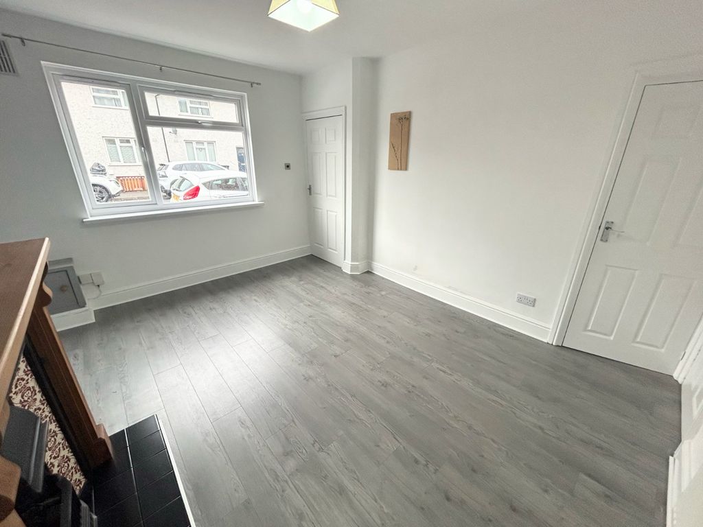 Property photo 3 of 12 Lounge
