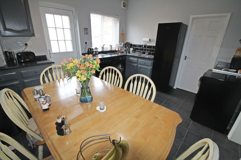 Property photo 3 of 18 Kitchen