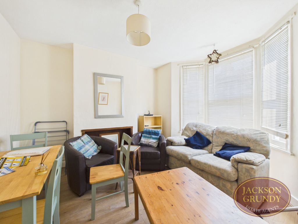 Property photo 2 of 12 Balmoral Road