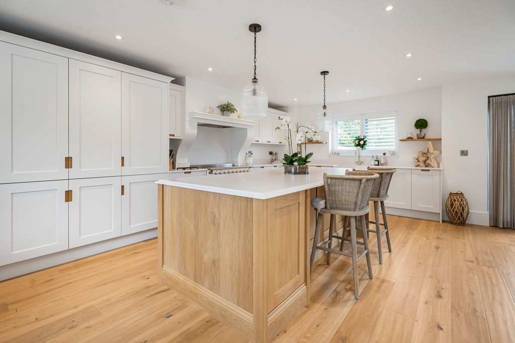 Property photo 3 of 32 Kitchen