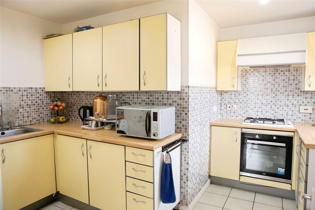 Property photo 3 of 10 Kitchen
