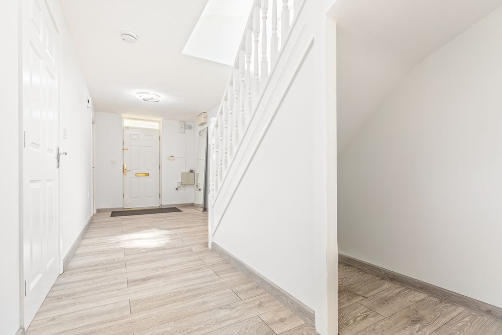 Property photo 2 of 20 Entrance Hall