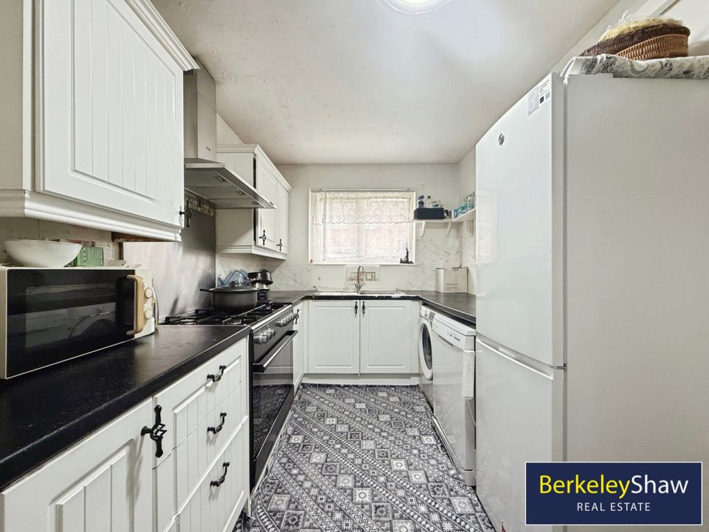 Property photo 3 of 19 Kitchen