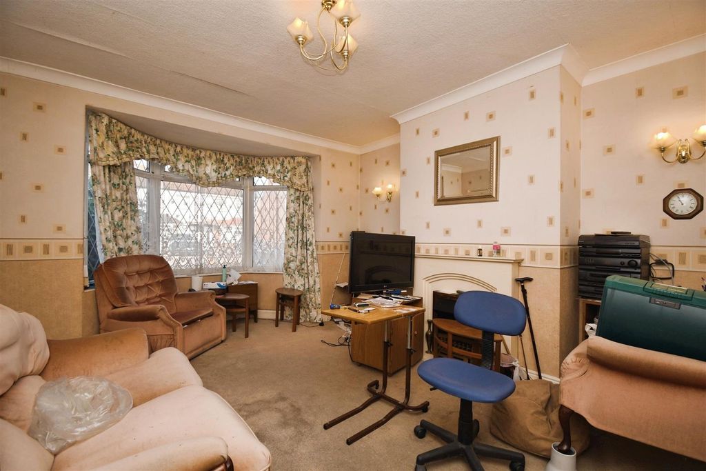 Property photo 2 of 11 Lounge